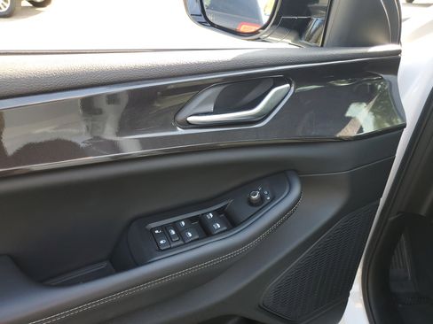 Used 2023 Jeep Grand Cherokee Altitude image 16