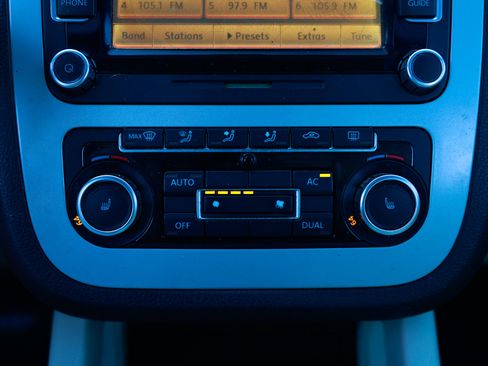 Used 2011 Volkswagen Eos Lux image 32