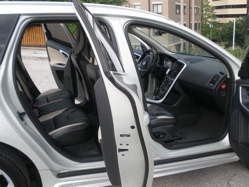 Used 2011 Volvo XC60 T6 R-Design w/ Convenience Pkg AWD/4WD image 23