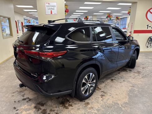 Used 2023 Toyota Highlander XLE image 10