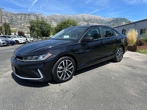 Used 2025 Volkswagen Jetta SE FWD image 2