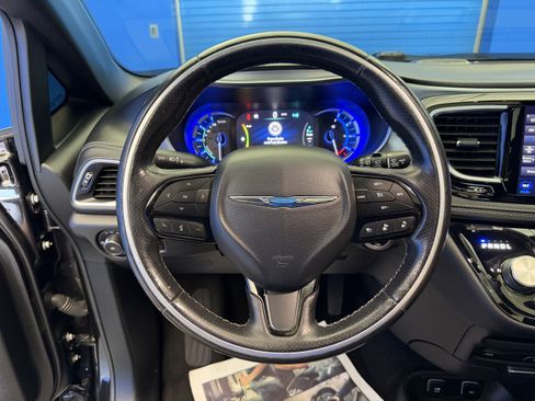 Used 2020 Chrysler Pacifica Limited w/ Advanced Safetytec Group FWD image 17