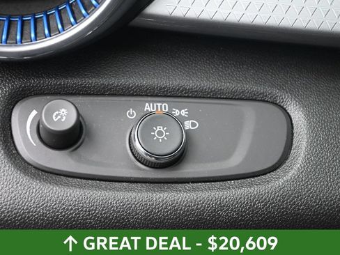 Used 2025 Chevrolet Trax LT FWD image 18