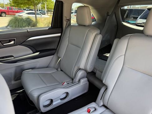 Used 2019 Toyota Highlander XLE AWD/4WD image 33