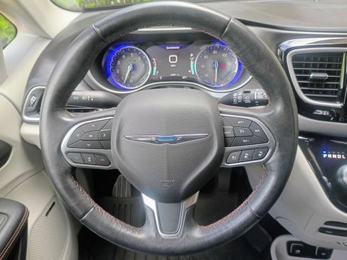 Used 2020 Chrysler Pacifica Touring-L Plus w/ Tire & Wheel Group image 33