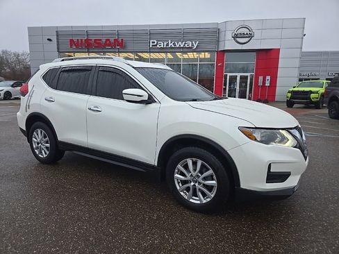 Used 2018 Nissan Rogue SV image 1
