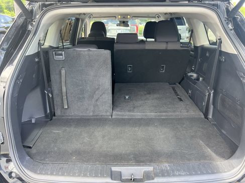 Used 2025 Toyota Highlander LE FWD image 34