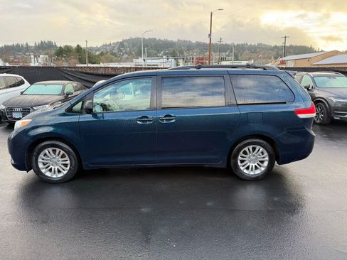Used 2012 Toyota Sienna XLE image 7