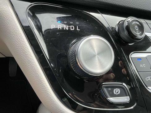 Used 2024 Chrysler Pacifica Touring-L FWD image 18