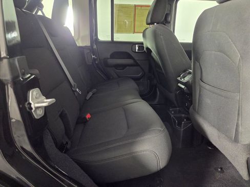 Used 2019 Jeep Wrangler Unlimited Sahara AWD/4WD image 30