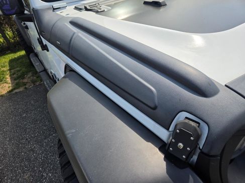 Used 2020 Jeep Wrangler Sport image 5