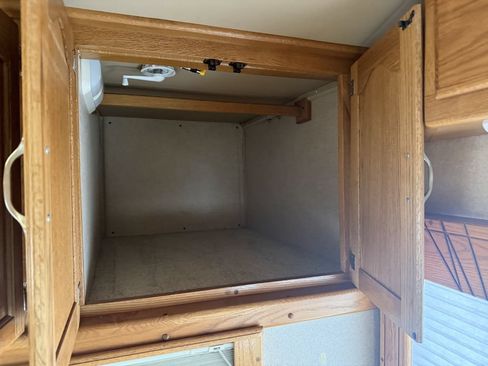 Used 2005 Ford E-350 and Econoline 350 Super Duty RWD image 43