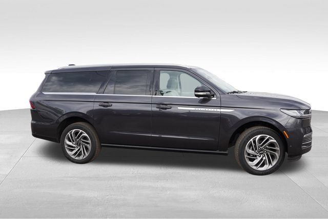 Used 2025 Lincoln Navigator L Reserve AWD/4WD image 3