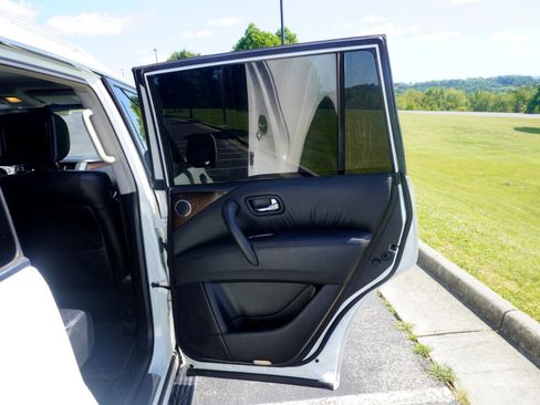 Used 2011 INFINITI QX56 4WD w/ Deluxe Touring Pkg image 19