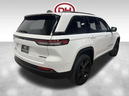 Used 2024 Jeep Grand Cherokee Limited w/ Black Appearance Package AWD/4WD image 11