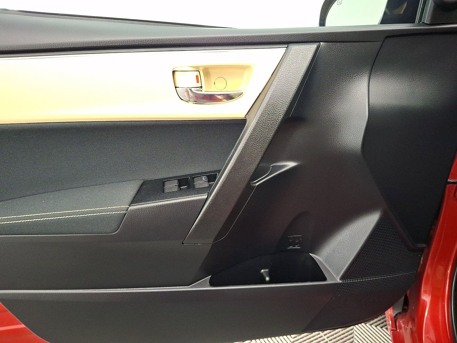 Used 2017 Toyota Corolla LE FWD image 2