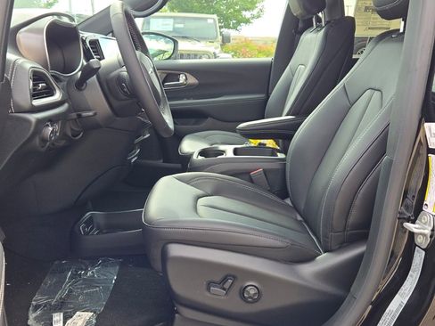 New 2026 Chrysler Pacifica Select image 26