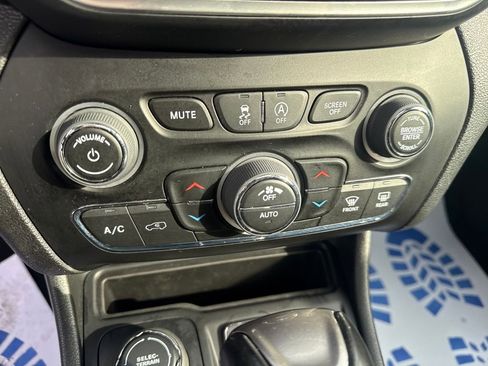 Certified 2022 Jeep Cherokee Limited AWD/4WD image 23