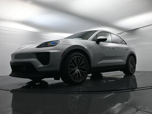 Certified 2024 Porsche Macan 4 Electric image 43