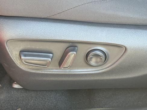 Used 2022 Toyota Venza LE image 15