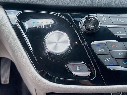 Used 2023 Chrysler Pacifica Touring-L FWD image 16