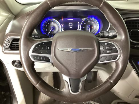 Used 2017 Chrysler Pacifica Touring-L Plus FWD image 20
