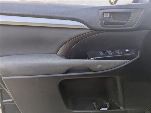 Used 2019 Toyota Highlander LE image 10