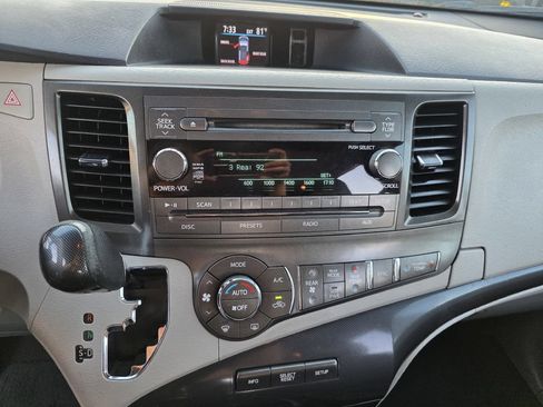 Used 2014 Toyota Sienna SE FWD image 18
