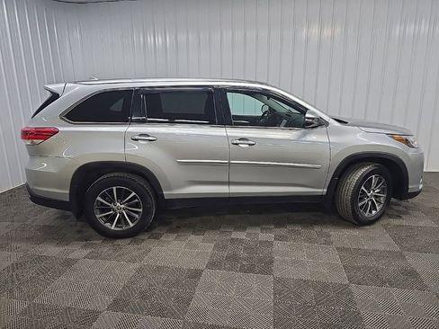 Used 2019 Toyota Highlander XLE AWD/4WD image 2