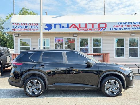 Used 2024 Nissan Rogue SV AWD/4WD image 3
