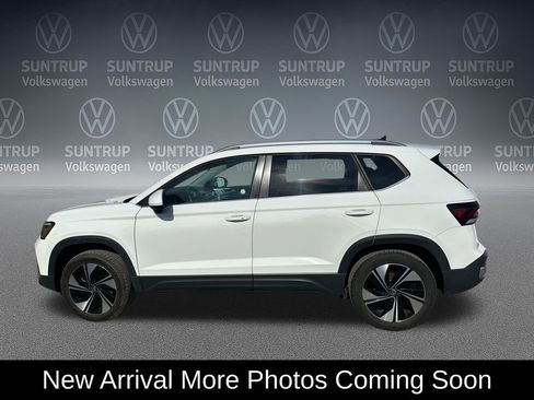 Used 2025 Volkswagen Taos SE AWD/4WD image 2