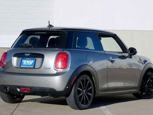 Used 2018 MINI Cooper 2-Door Hardtop image 3