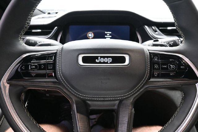 Used 2023 Jeep Grand Cherokee Overland w/ Luxury Tech Group IV AWD/4WD image 40