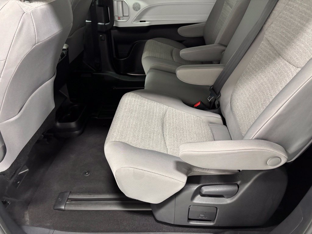 Used 2026 Toyota Sienna LE FWD image 49