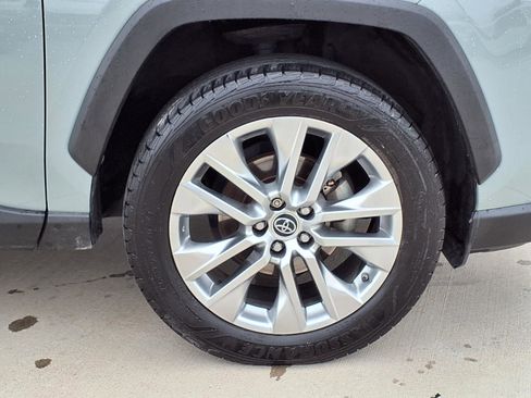 Used 2019 Toyota RAV4 XLE Premium FWD image 10