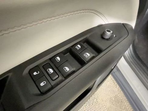 Used 2024 Jeep Compass Limited w/ Sun and Sound Group AWD/4WD image 18