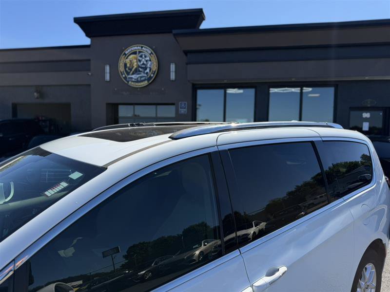 Used 2021 Chrysler Pacifica Touring-L w/ Premium & Safety Sphere Group FWD image 3
