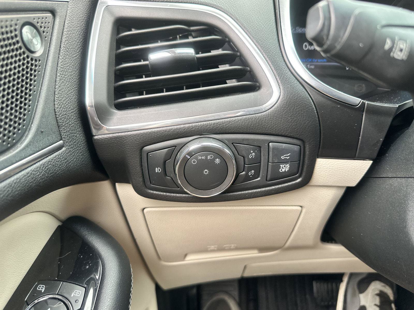Used 2020 Ford Edge Titanium FWD image 23