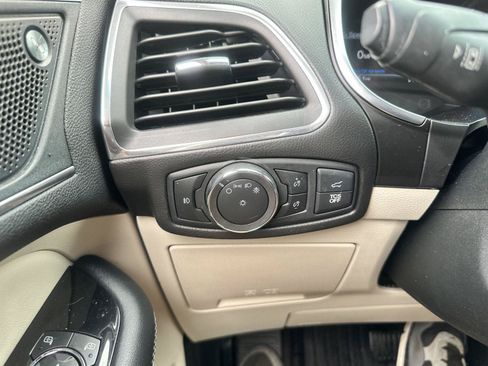 Used 2020 Ford Edge Titanium FWD image 23