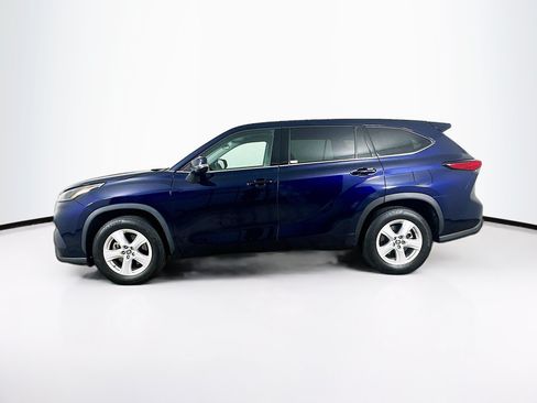 Used 2022 Toyota Highlander LE FWD image 4