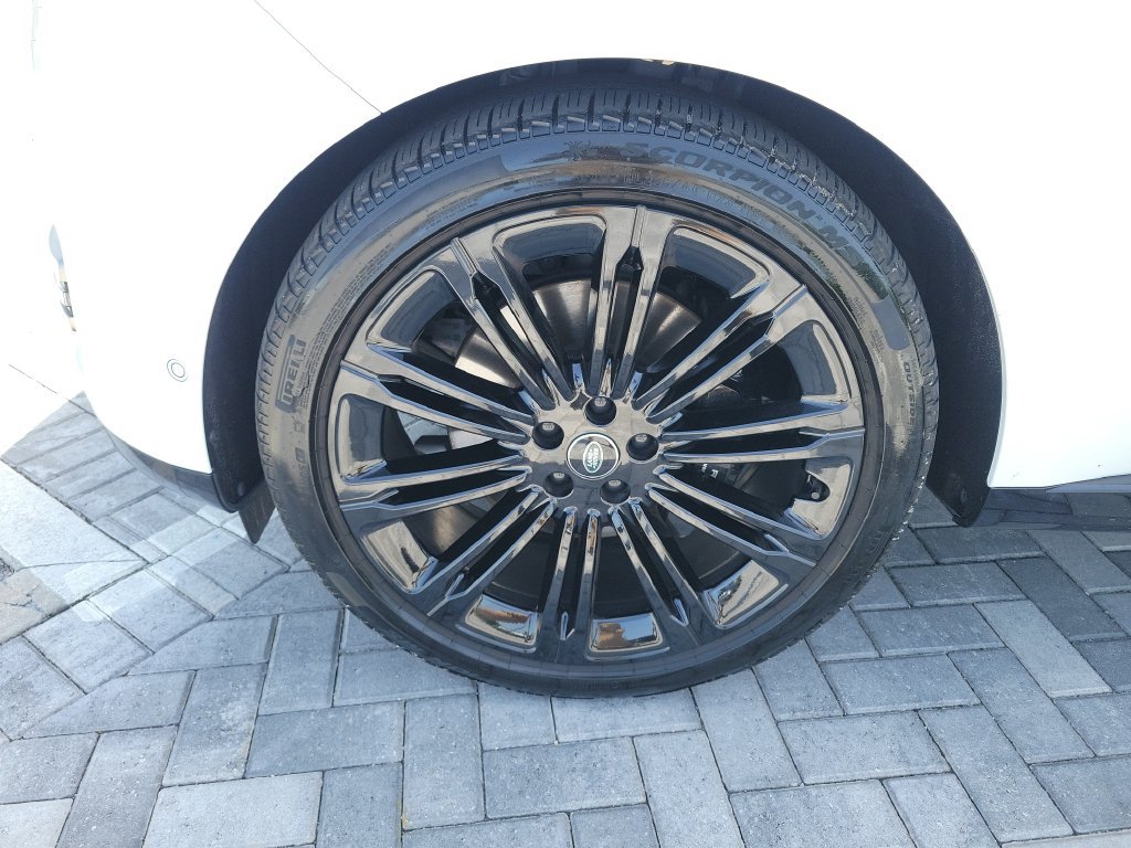Used 2025 Land Rover Range Rover Long Wheelbase SE AWD/4WD image 13
