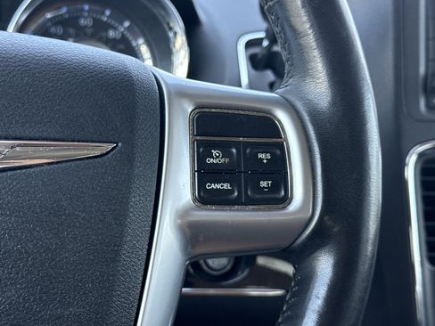 Used 2011 Chrysler Town & Country Touring-L w/ Entertainment Group #2 FWD image 19