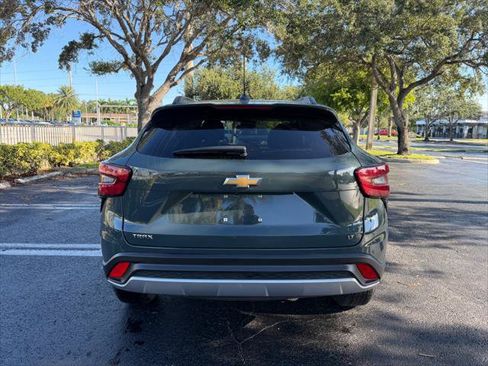 Used 2025 Chevrolet Trax LT FWD image 4