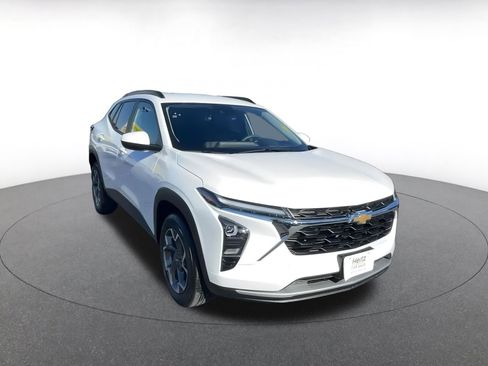 Used 2025 Chevrolet Trax LT image 3