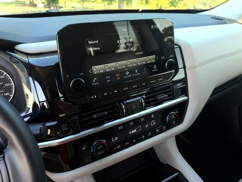Used 2025 Nissan Pathfinder SL FWD image 15
