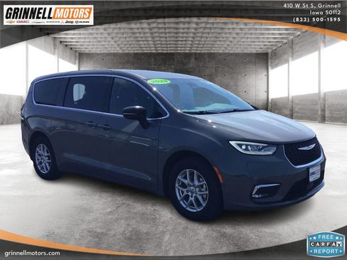 Used 2025 Chrysler Pacifica Select FWD image 3