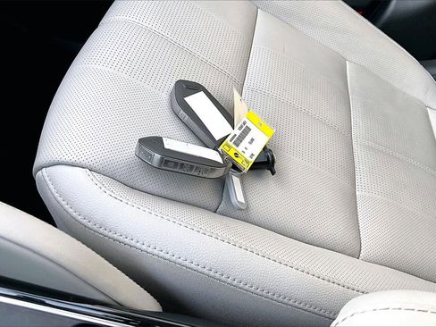 Used 2025 Kia Telluride EX w/ EX Captain's Chair Package image 32