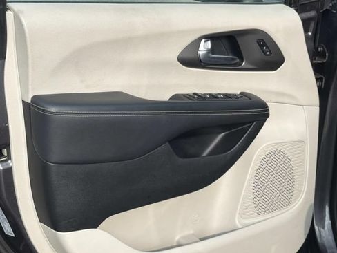 Used 2023 Chrysler Pacifica Touring-L FWD image 15
