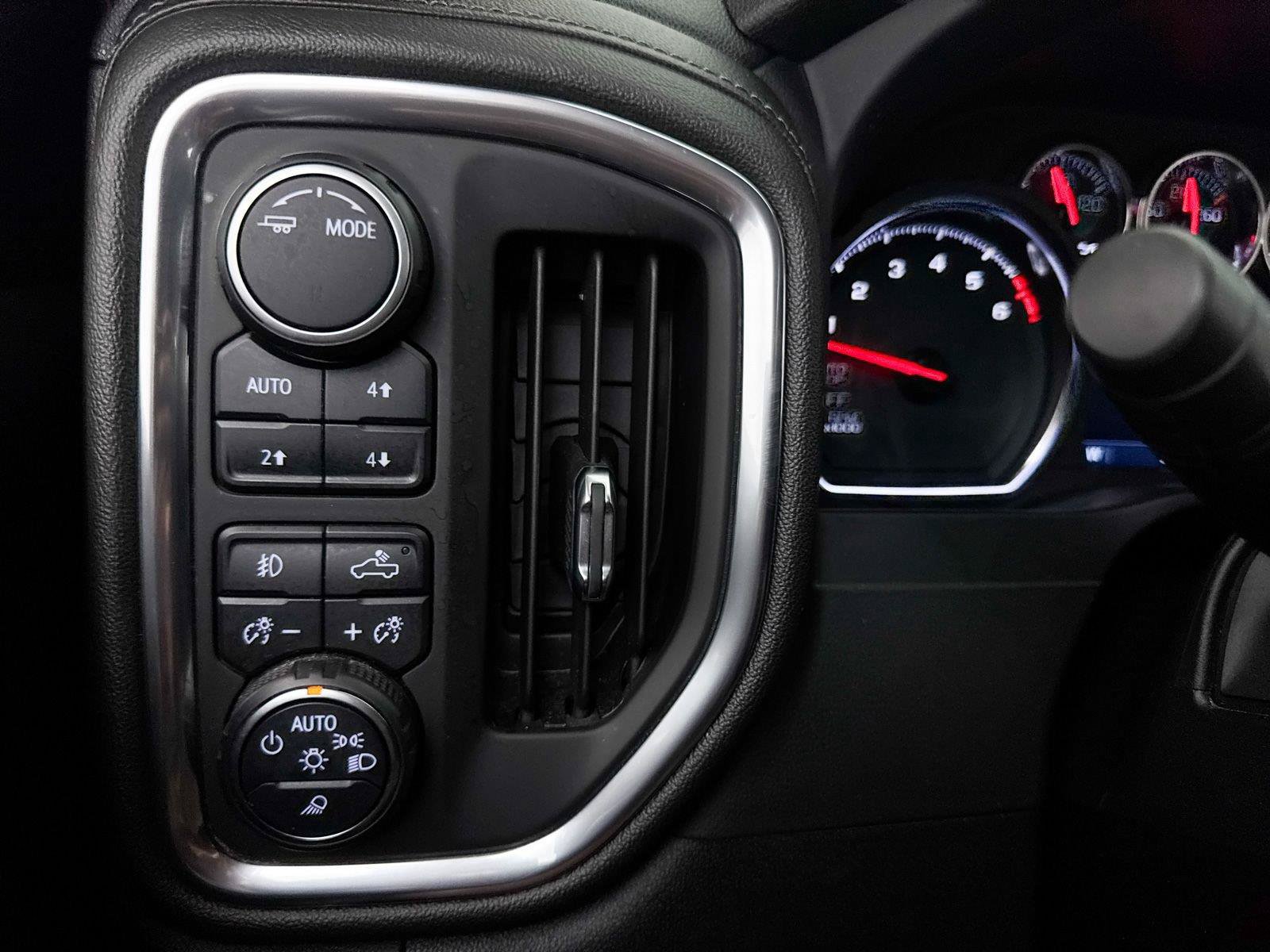 Used 2020 Chevrolet Silverado 1500 RST AWD/4WD image 10