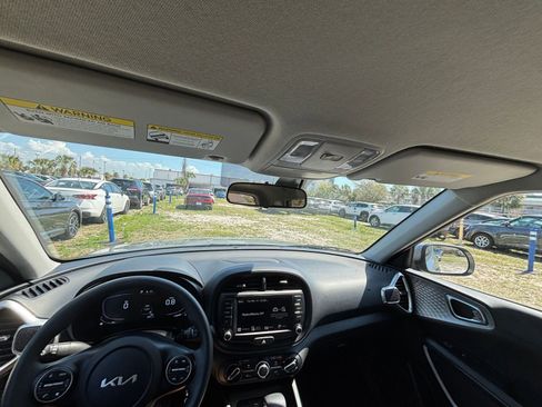Used 2025 Kia Soul LX w/ LX Technology Package FWD image 32